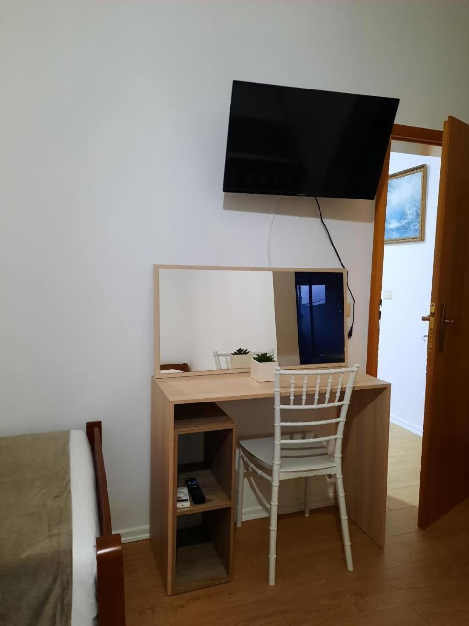 Vila M Vera Rooms With Kitchen And Apartments Durrës Extérieur photo