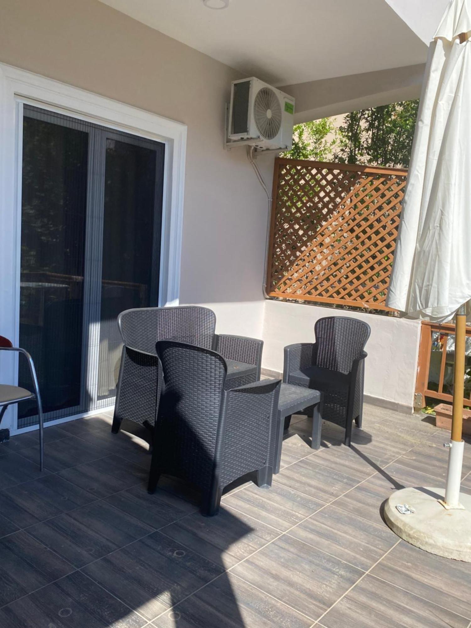 Vila M Vera Rooms With Kitchen And Apartments Durrës Extérieur photo